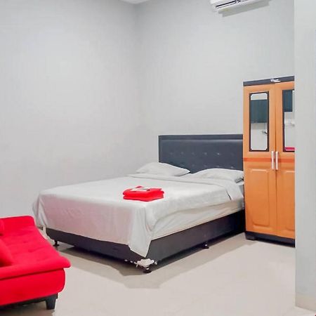 Mahkota Residence Mitra Reddoorz Karawang Exterior foto
