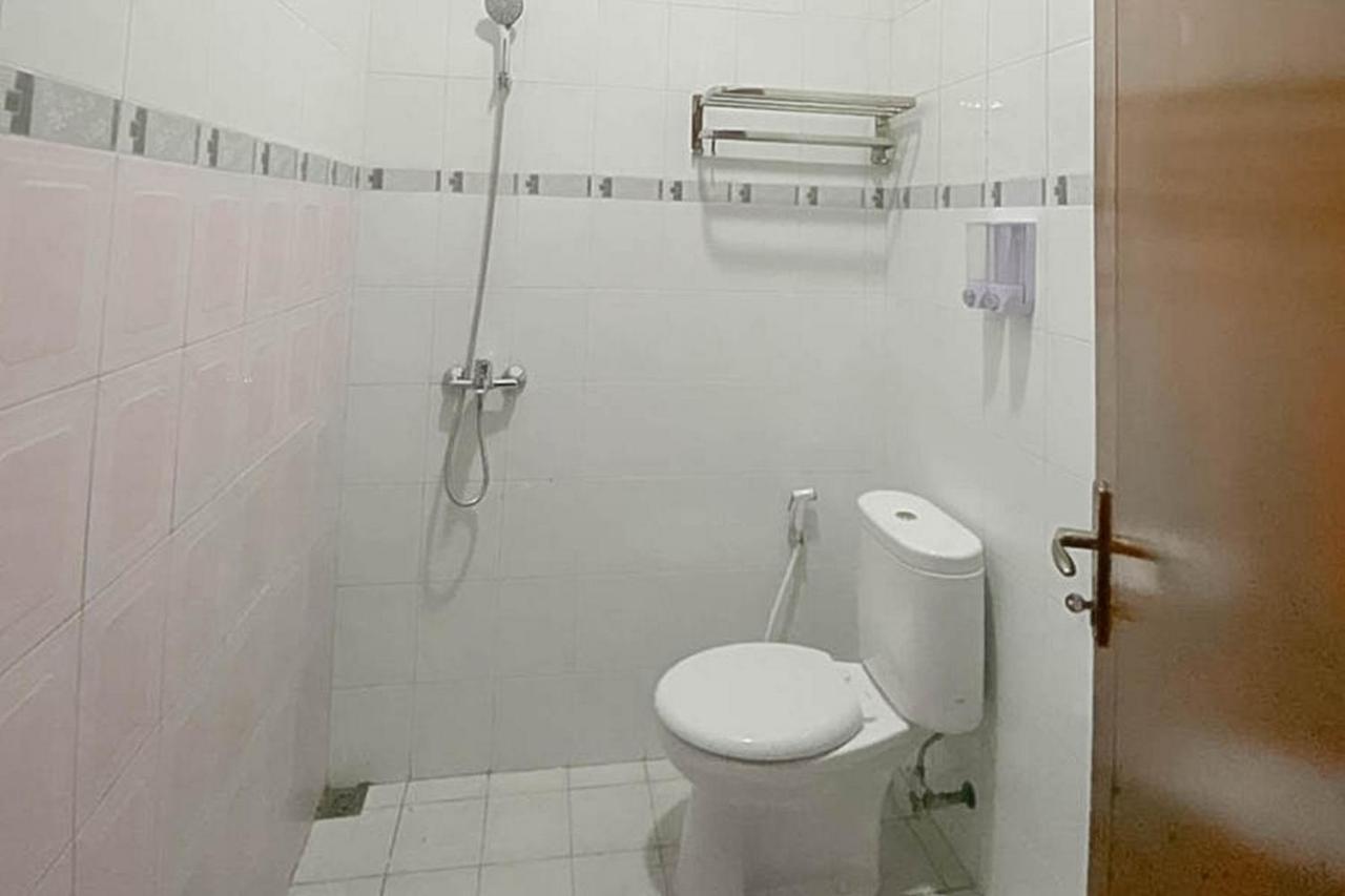 Mahkota Residence Mitra Reddoorz Karawang Exterior foto